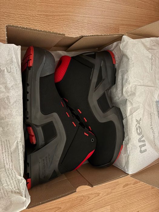 Високи работни обувки UVEX S3