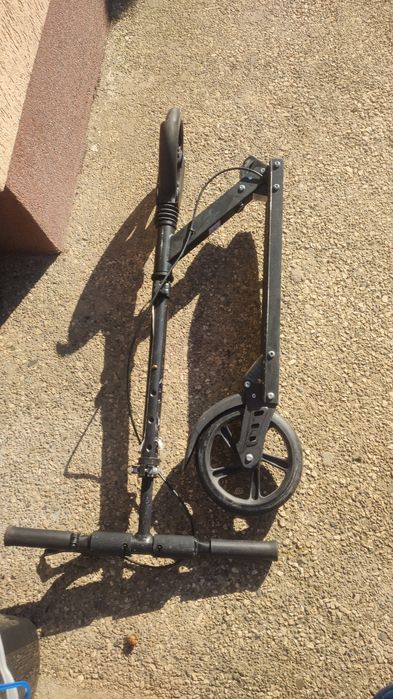 Trotinete și biciclete in stare functionala