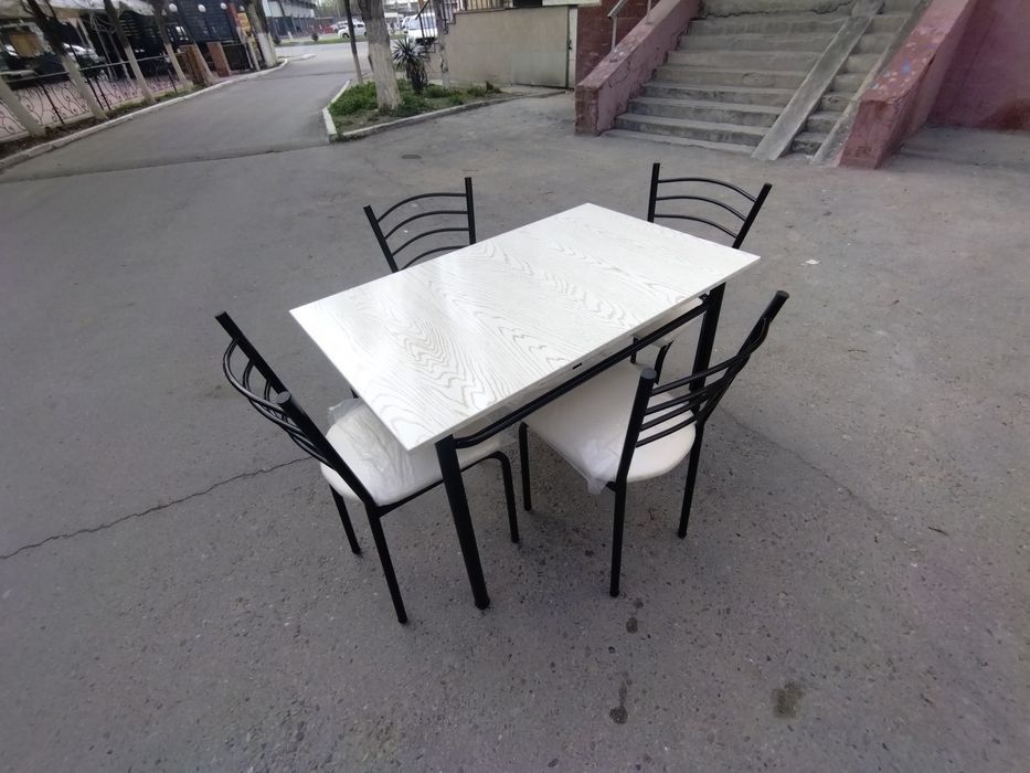 Кухонный стол четырьмя стульями 870.000 сум.