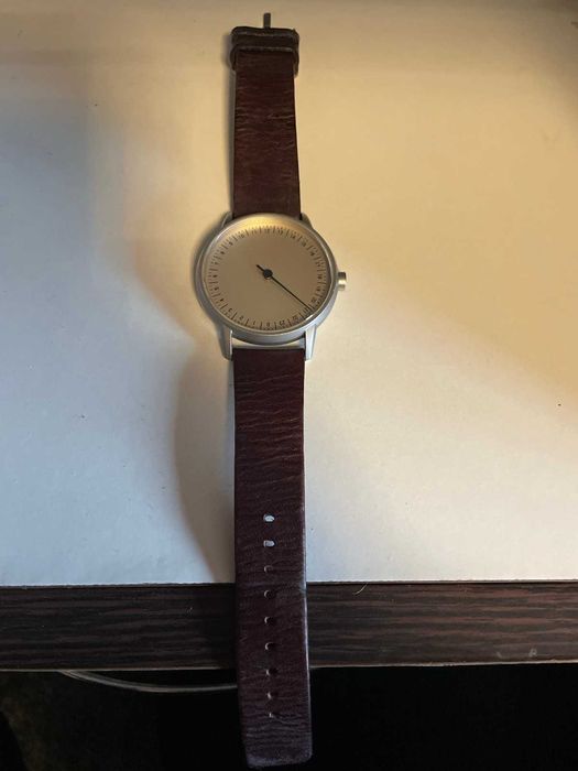 Vand Slow Round 06 Swiss Made – Safir – Single Hand – Design Minimalist
