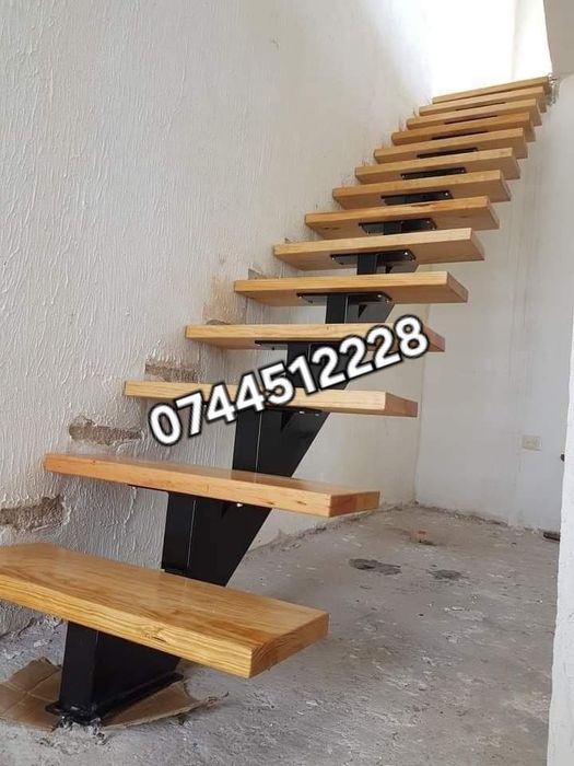 Scari metalice cu trepte din lemn