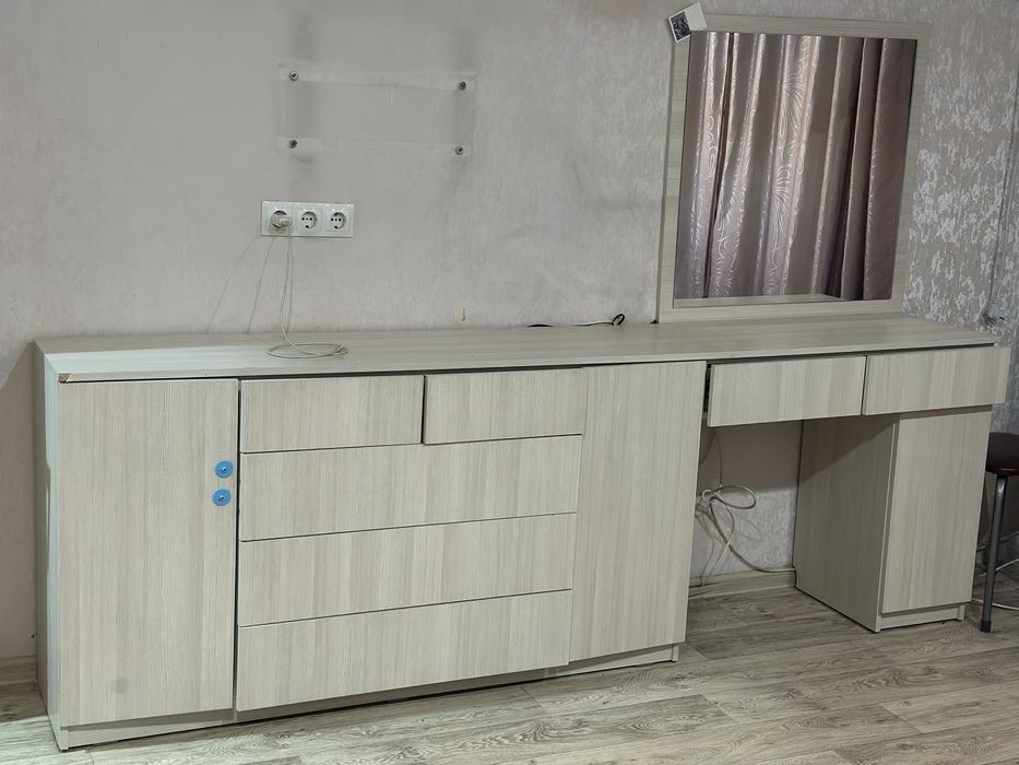 Продам комод+туалетный столик