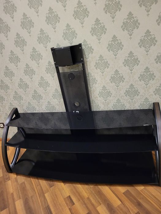 Стекланная полка под телевизор с кранштейном.