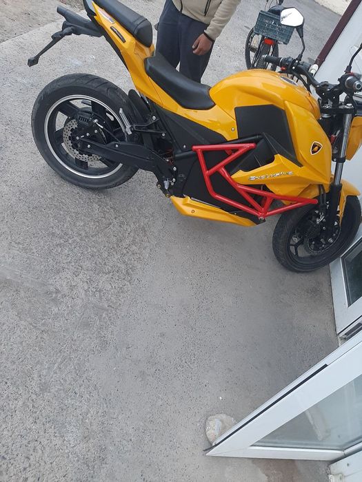 Sariq skuter  sotladi