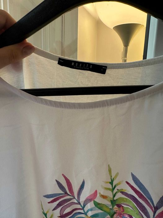 Tricou / Bluză damă Mohito albă cu imprimeu tropical Tucan și paiete – Mărimea L