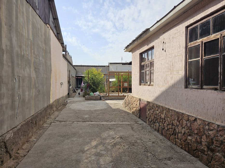 8 so'tiqli.4 xonalik uy oshxona, xojatxona, xammom, molxonalar mavjud