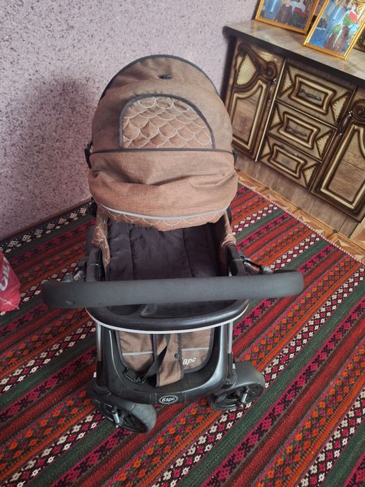 Kolyaska sotiladi,yangi holatda turibdi.Toza saqlangan