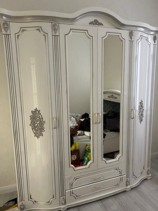 Спальный гарнитур ( шкаф , тахта , комод)