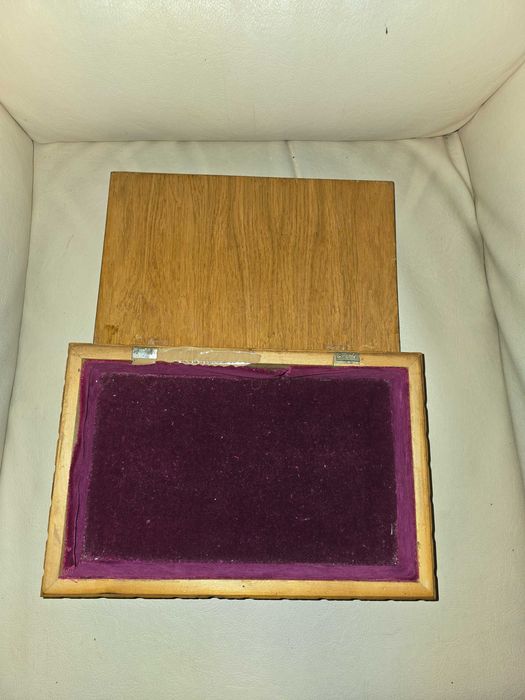 Cutie veche de lemn sculptat, furniruit si lacuit