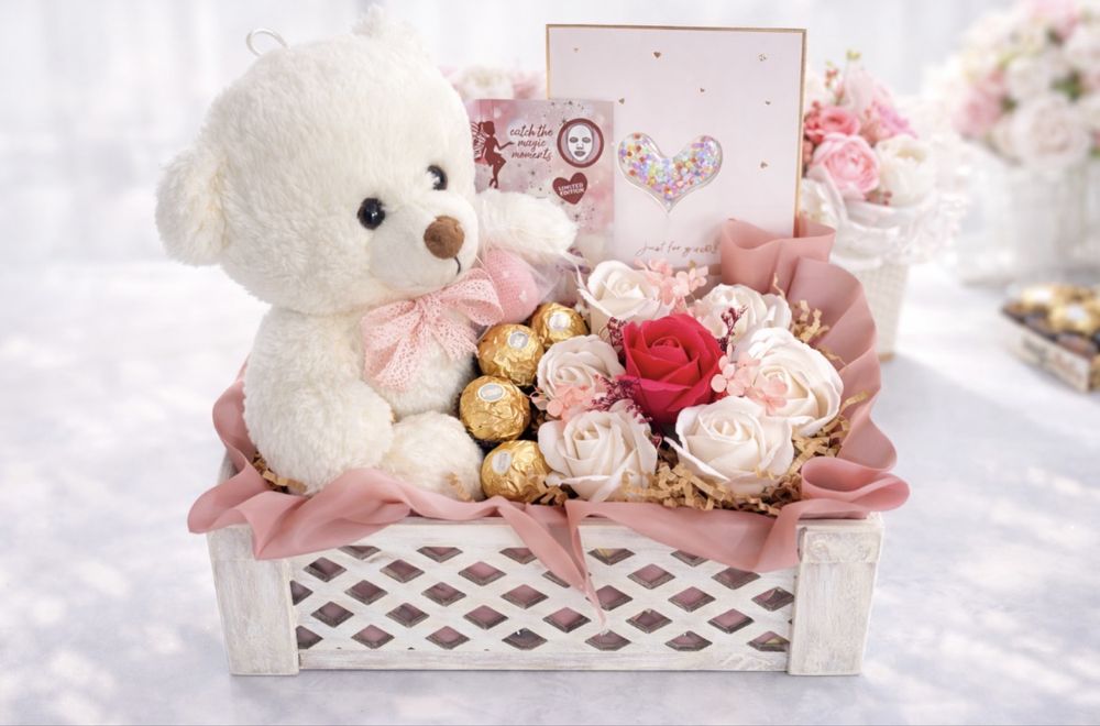 Подбрана кошница с рози от сапун и сладки изкушения