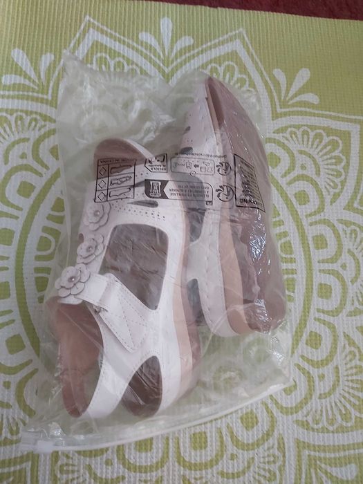 Бели сандали - много леки