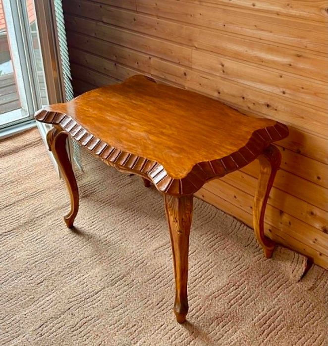 Masă elegantă din lemn masiv – stil clasic, deosebită