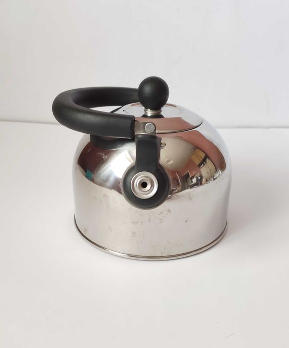 Нов иноксов свирещ чайник с подвижна дръжка