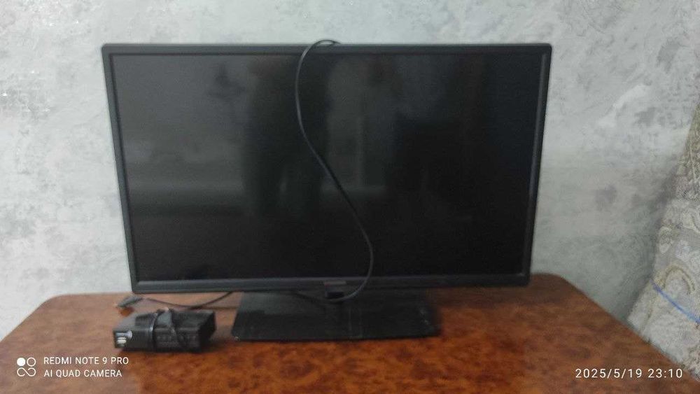 Телевизор Samsung 32" с тюнером на подставке + стол кухонный, б/у