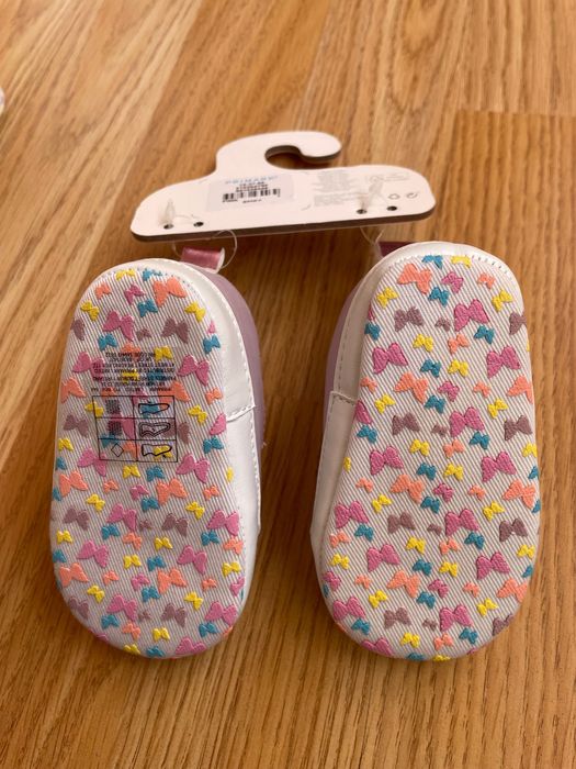 Нови бебешки обувки