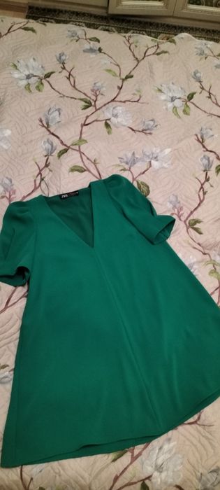 Платье бренда ZARA