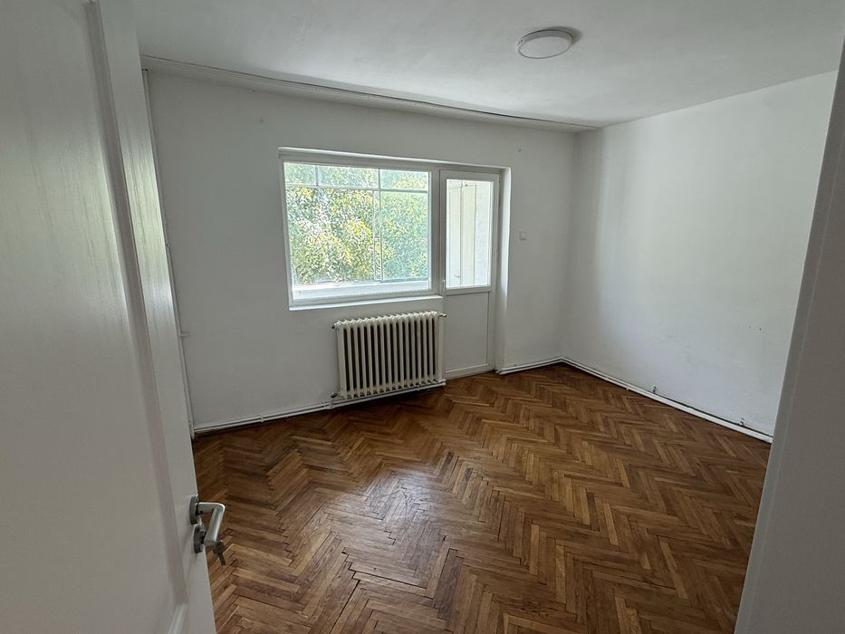 Vand apartament 3 camere, 65 mp (4.66 mp balcon), et 2/4, decomandat, zona Nord  ( Pedagogic )