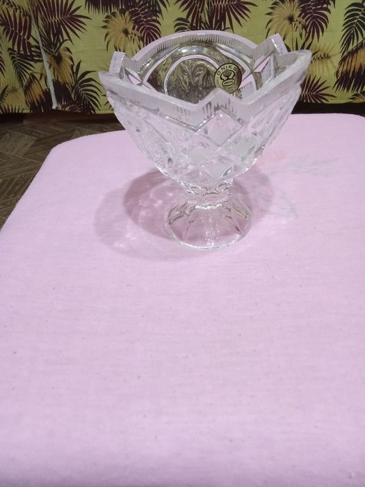 г. Навои. Продам новую, хрустальную вазочку для конфет, печенья,
