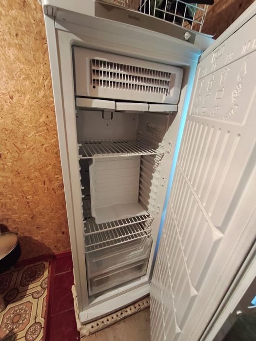 Морозильник стоящий