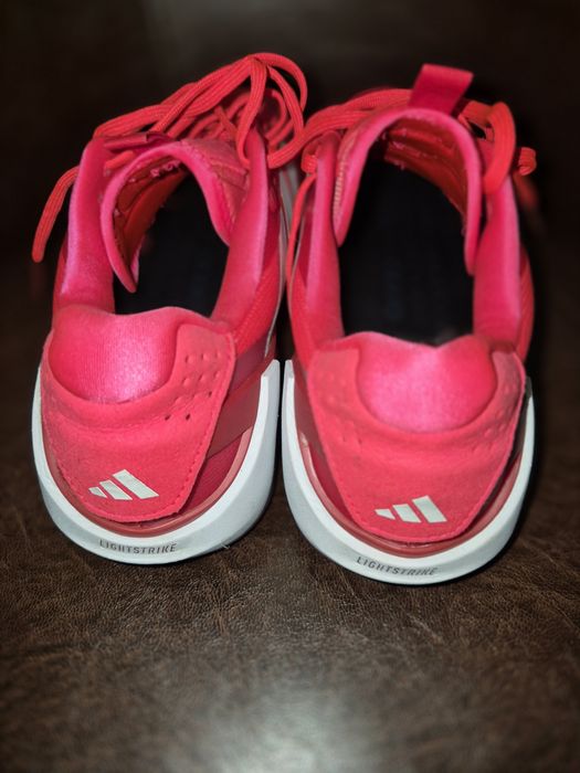 Vând adidași originali.