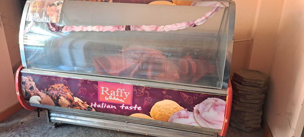 Продава се хладилна витрина "Raffy"