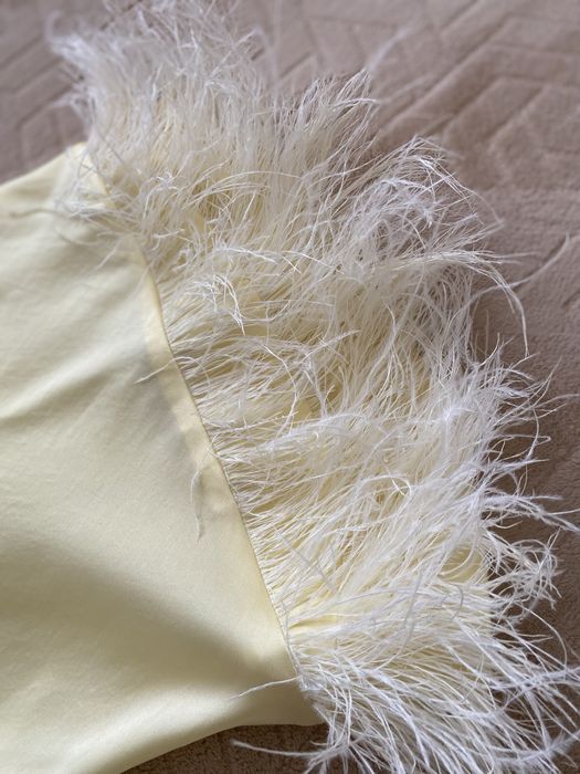 Сатенена жълта рокля от Zara