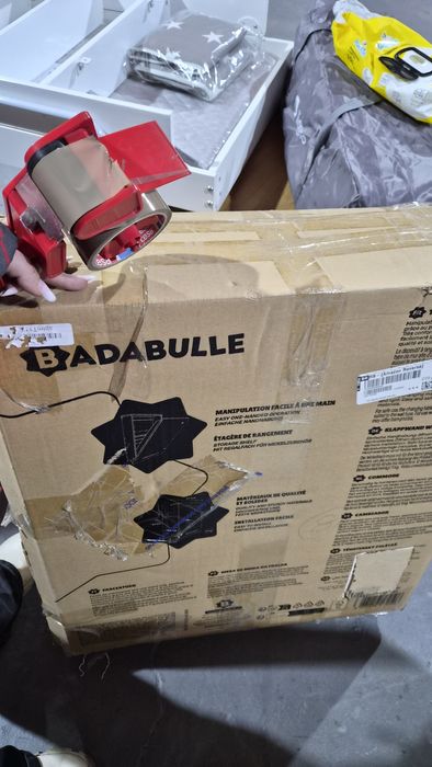 Masă de înfășat Badabulle, montaj pe perete, nouă, nefolosită.