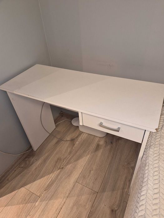 Бяло бюро с чекмедже