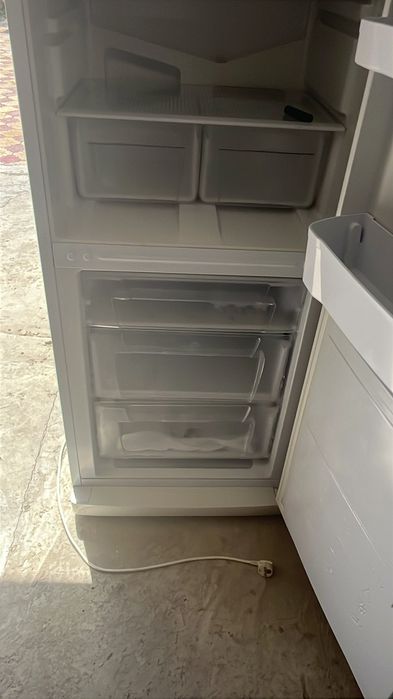 Холодильник Indesit с морозильником срочно торг
