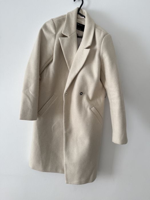 Бежаво палто.