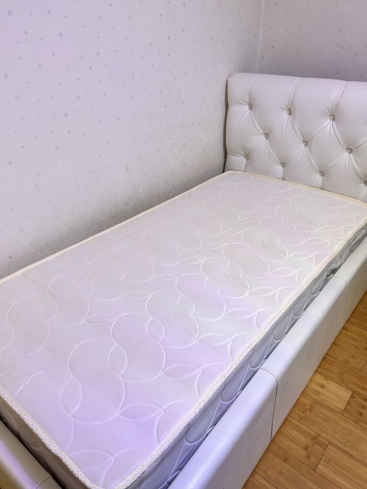 Продается односпальная  Кровать 90*200