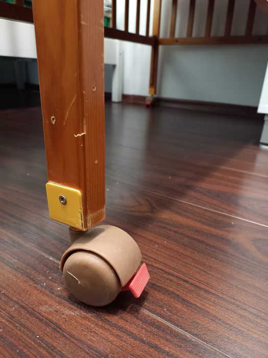 Patut din lemn cu roti pentru bebelusi, saltea inclusa
