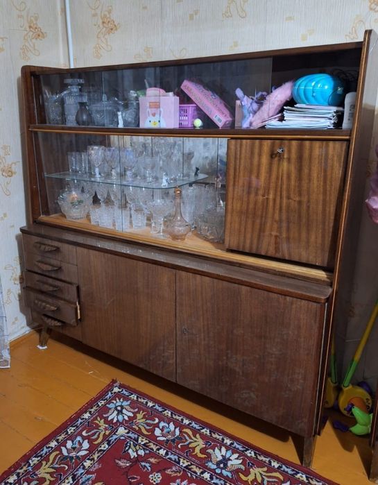 Продам  сервант без посуды