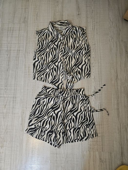 Costum fete cu fusta pantalon