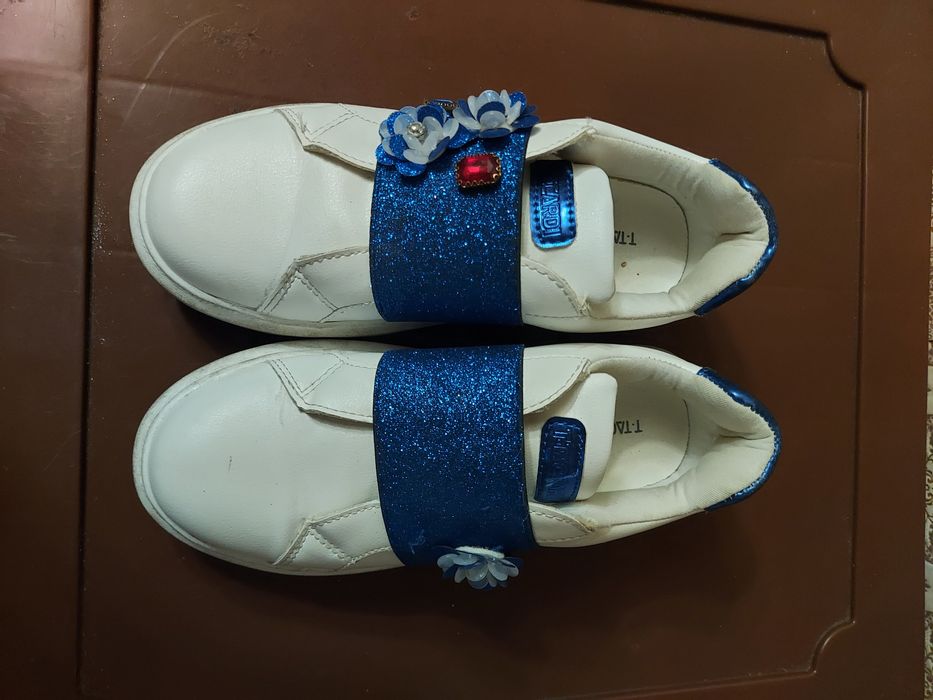 Продам детские кроссовки