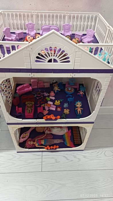 Продам домик с мебелью и лол. А подарок посуда