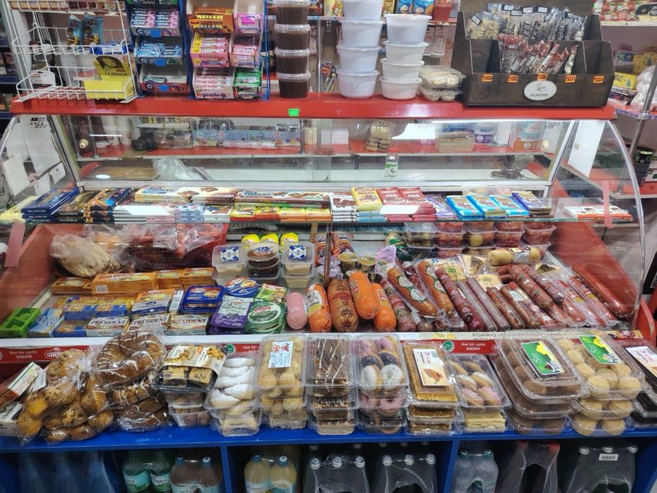 Vetrina xaladelnik sotiladi