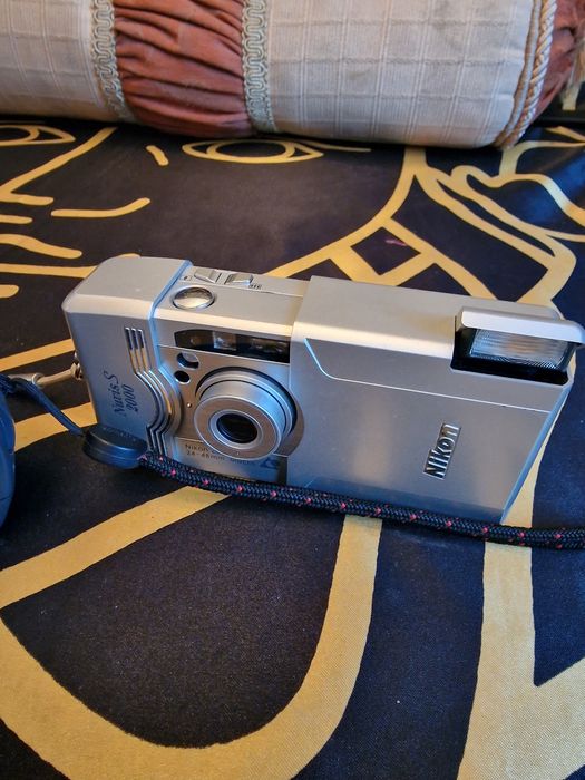 Doua aparate foto de colecție Nikon si Canon.