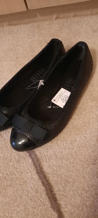 Pantofi noi cu etichieta