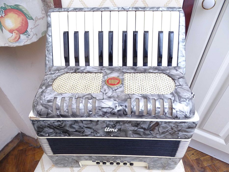 Запазен стар акордеон Велтмайстер 12 баса