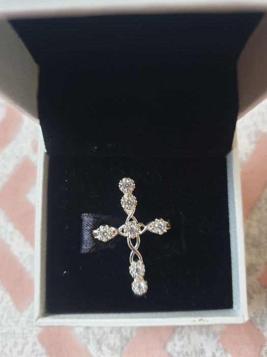 Красиво сребърно кръстче с цирконий