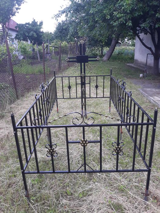 Grilaje metalice imprejmuire mormant+cruci metalice