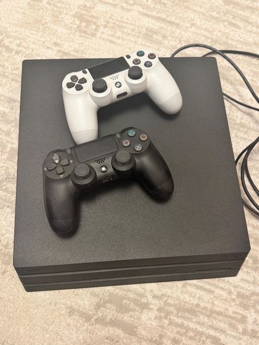 PS4 PRO 1TB + 2 Dualshocks (ORIGINAL) + 2 DISKS