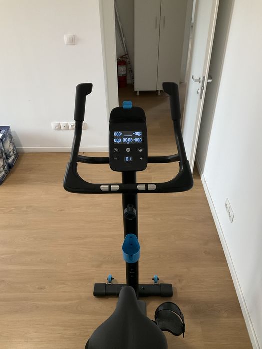 Bicicletă de apartament DOMYOS conectată și auto-alimentată EB900