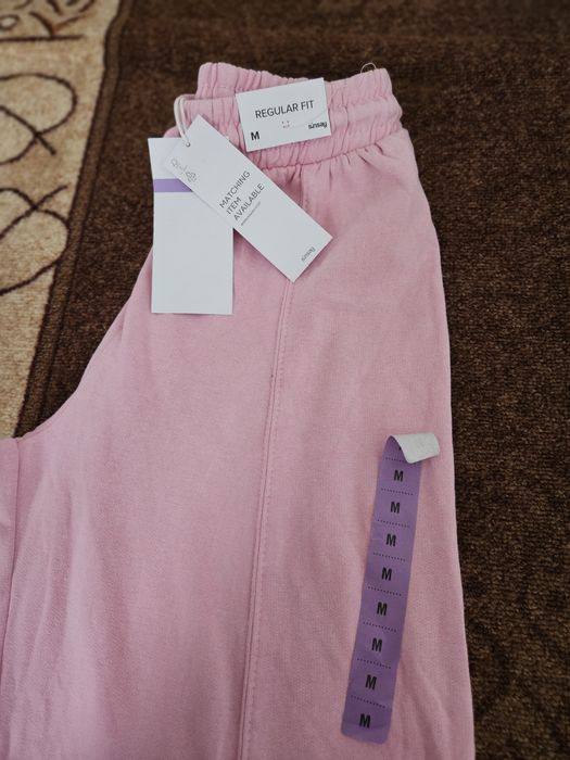 Pantaloni noi Sinsay