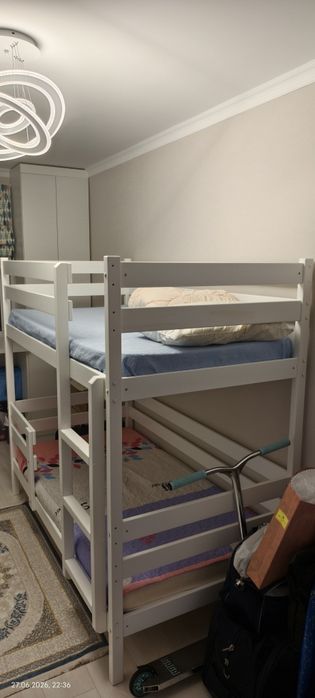 Двуярусная детская кровать с матрасами.