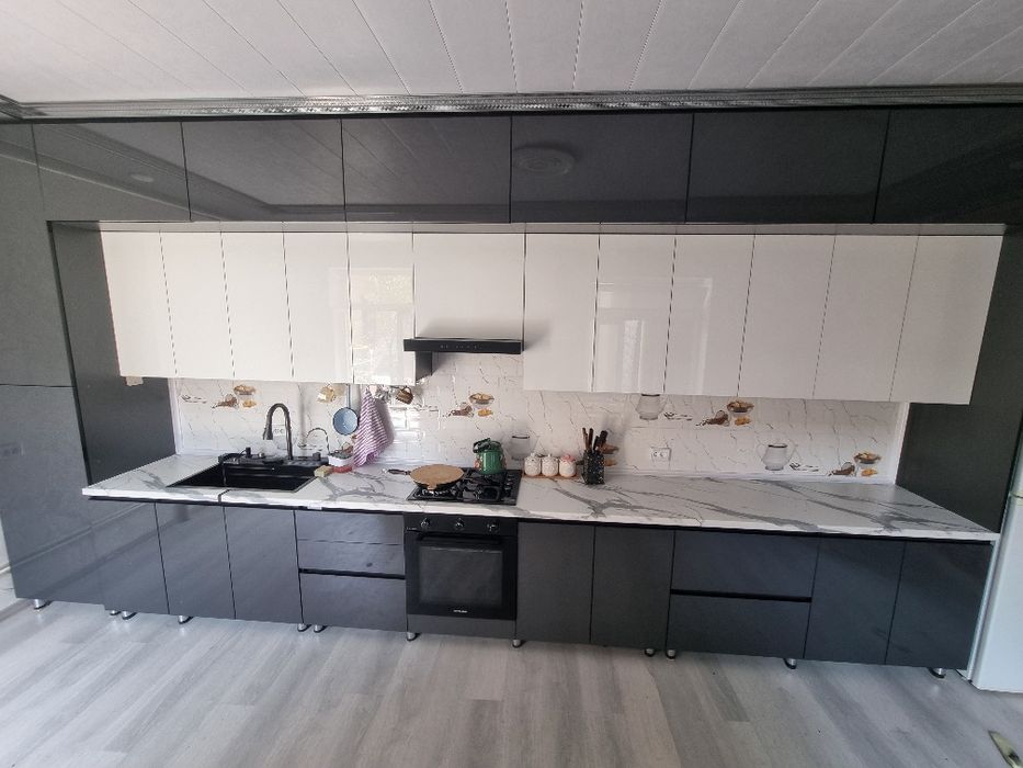 Rasmdagi oshxona mebeli narxi 1 metri uchun 2.8 mln Sifat Mebel