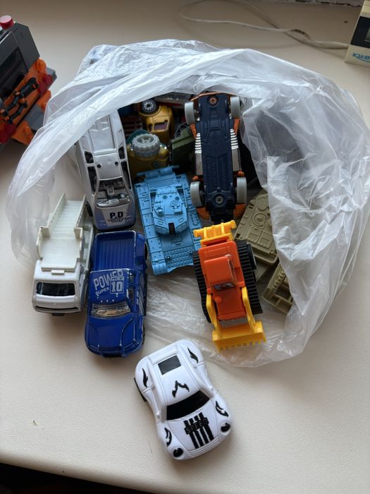 Отдам машинки детские целые