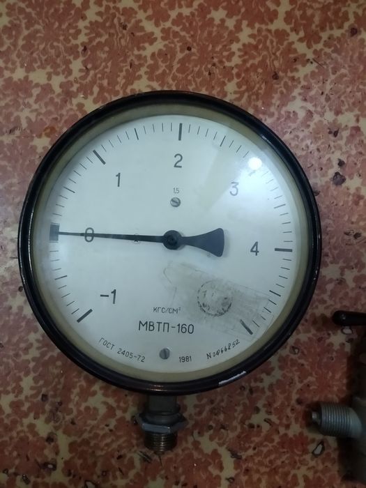 Манометр механический.