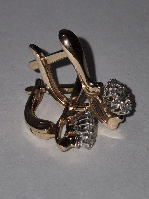 Продам золотые серьги с бриллиантами